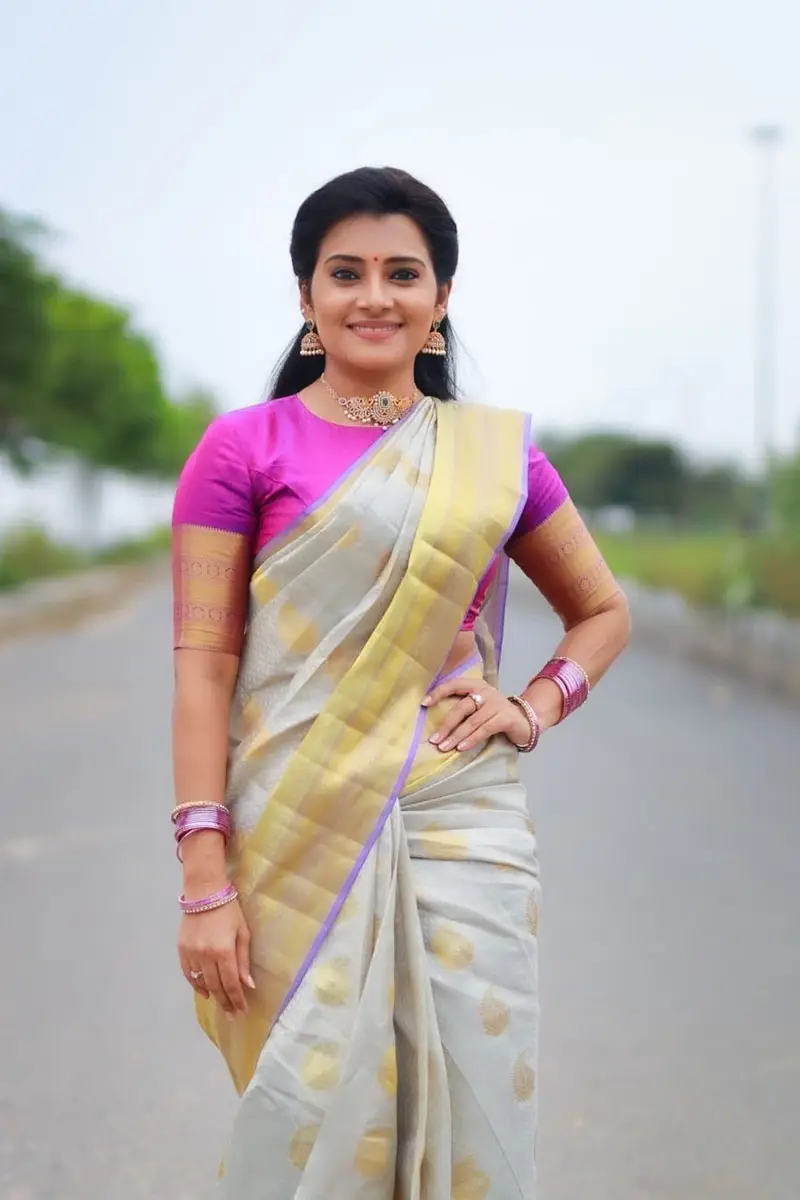 Tamil TV Actress Sruthi Raj Photos In Blue Saree Pink Blouse